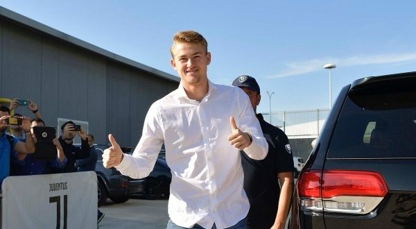 لحظة وصول دي ليخت لإجراء الكشف