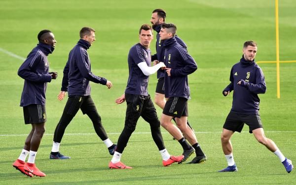 ماريو ماندزوكيتش مع لاعبي يوفنتوس