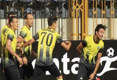 طاهر مع لاعبي المقاولون