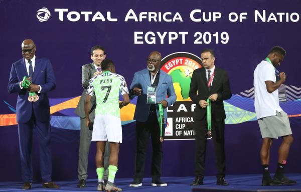 تسليم الميداليات