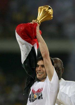 أحمد حسن قائد مصر يرفع كأس أفريقيا - أرشيفية