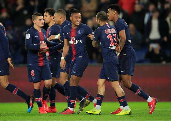  كريستوفر نكونكو مع لاعبي سان جيرمان