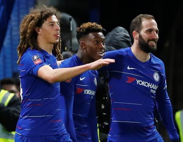 إثيان أمبادو مع لاعبي تشيلسي