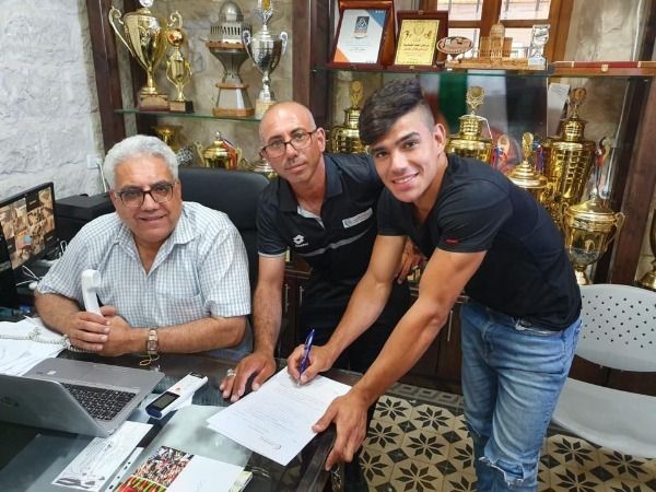 من توقيع العقود