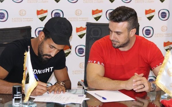 خالد إبراهيم أثناء التوقيع