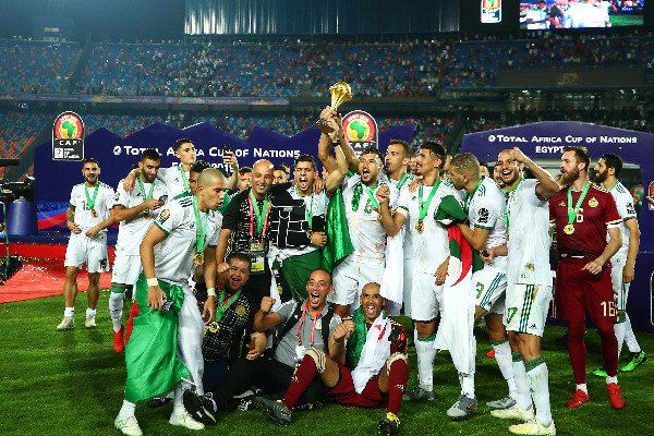 لاعبو الجزائر يرفعون كأس إفريقيا - تصوير أحمد عواد