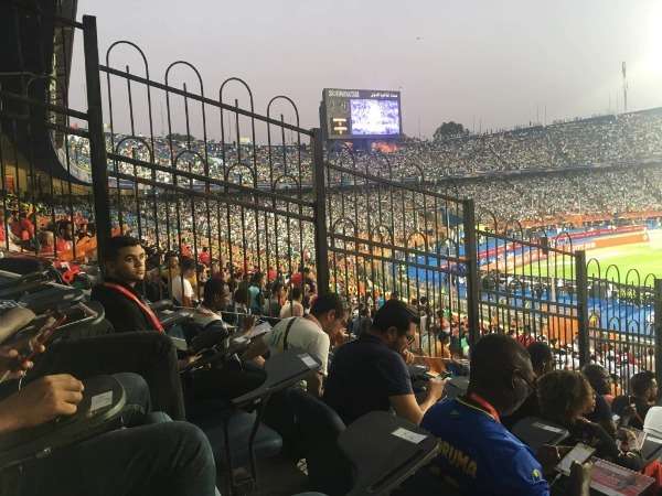 الأمن يفصل بين الجماهير المصرية والجزائرية