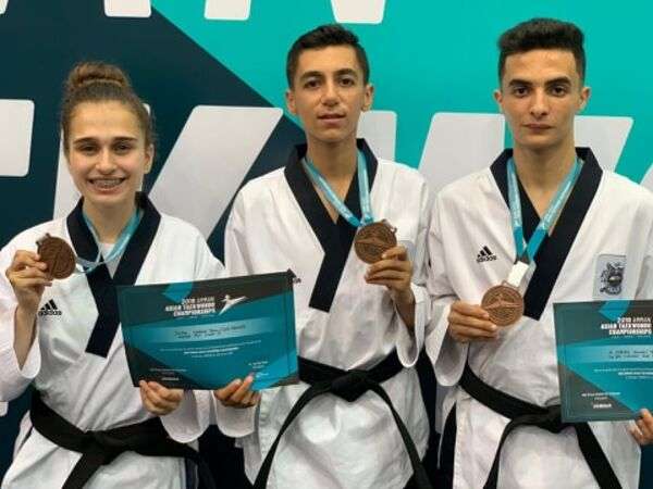 لاعبو الأردن بعد التتويج