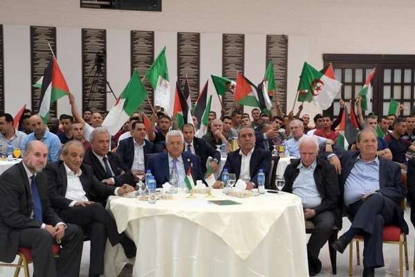 الرئيس الفلسطيني محمود عباس يتابع اللقاء