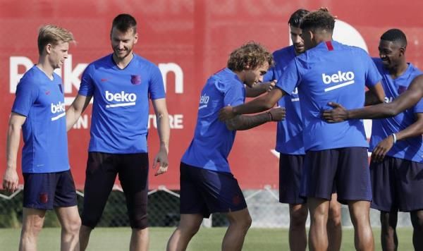 جريزمان مع لاعبي برشلونة