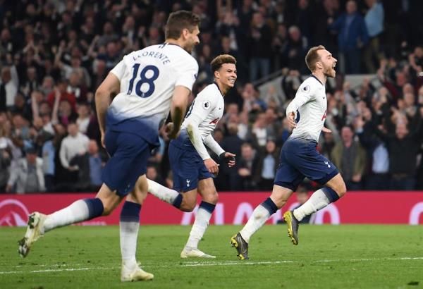 إريكسن مع لاعبي توتنهام