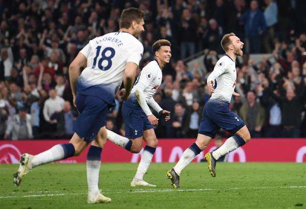 إريكسن مع لاعبي توتنهام