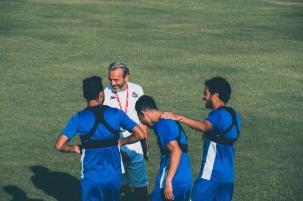 ديسابر مع لاعبي بيراميدز