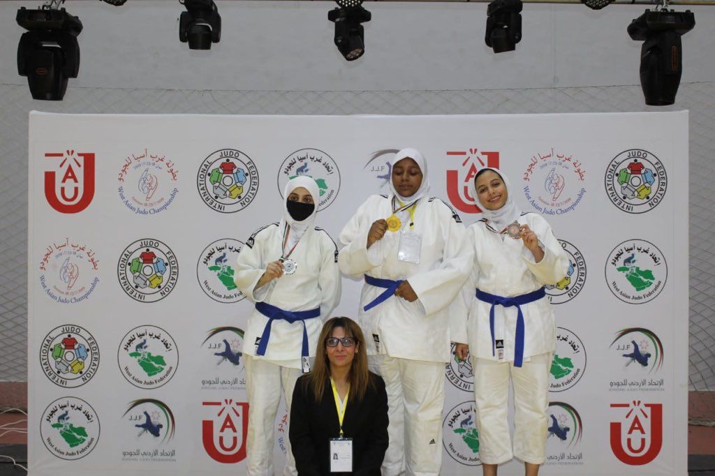 لاعبات السعودية مع ميداليات بطولة غرب آسيا للجودو
