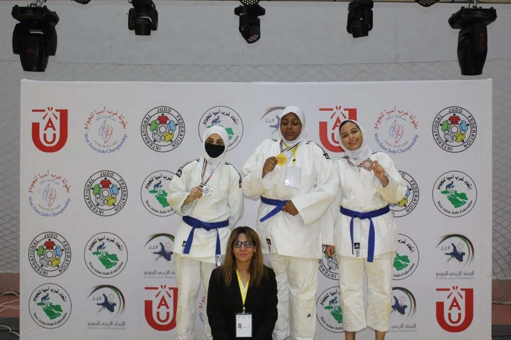 لاعبات السعودية مع ميداليات بطولة غرب آسيا للجودو