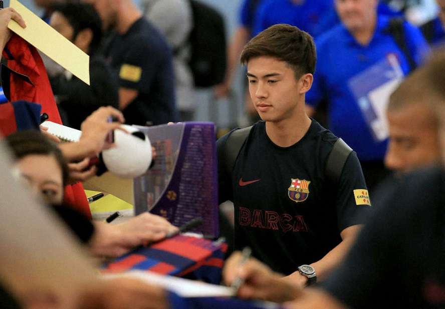 هيروكي آبي في المطار مع برشلونة