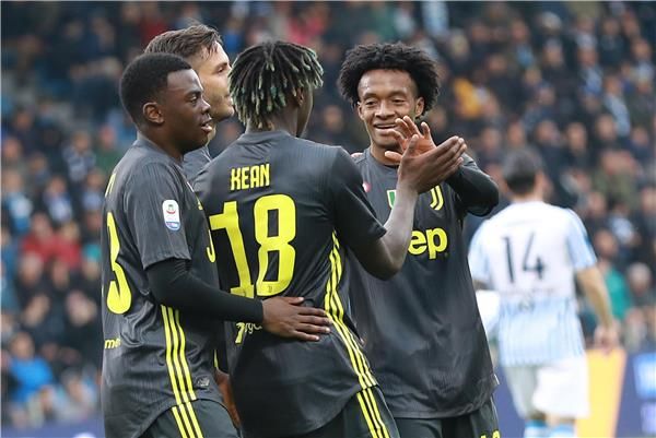 كين مع لاعبي يوفنتوس