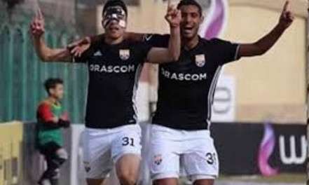 أحمد ريان (يمين)