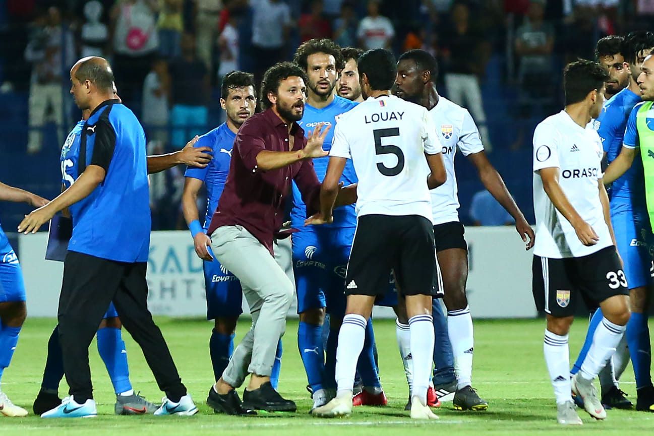 حسام غالي يتدخل لمنع الاشتباك (تصوير:  أحمد عواد)