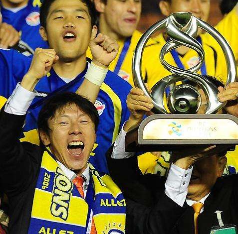 المدرب شين تاي يونغ يحمل كأس البطولة