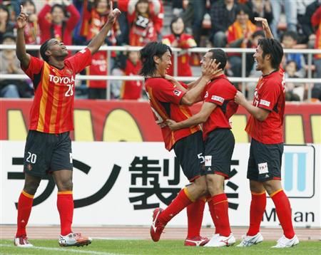 فرحة لاعبي فريق ناغويا بعد إنتصارهم على فريق أوميا