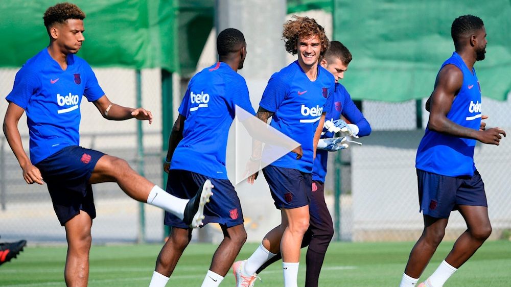 جريزمان مع لاعبي برشلونة