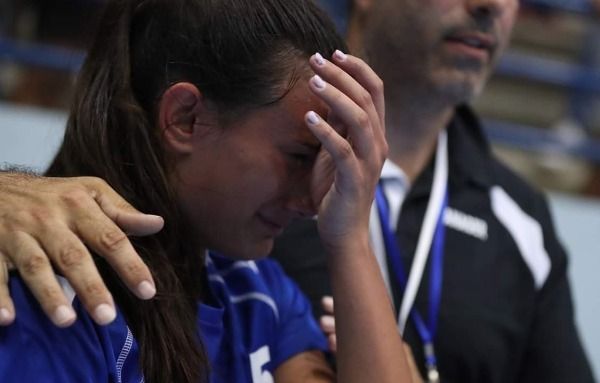 حزن إحدى اللاعبات