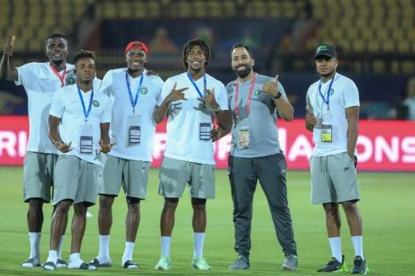 عمر طارق مع لاعبي نيجيريا