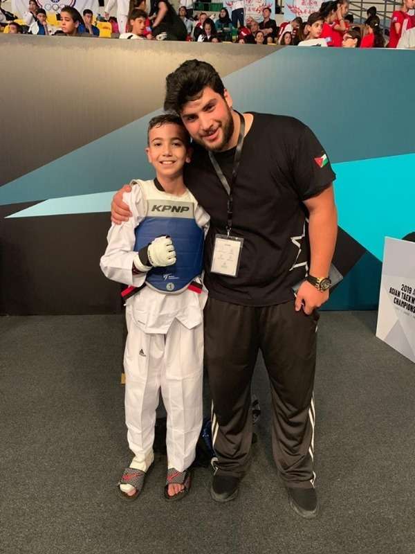 أنس الزعبي مع مدربه يزن الصادق