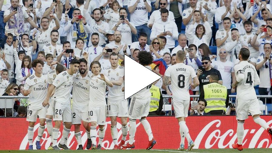 أسينسيو مع لاعبي ريال مدريد