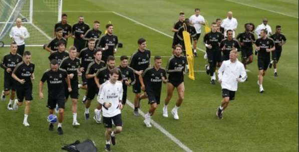 ميندي مع لاعبي ريال مدريد