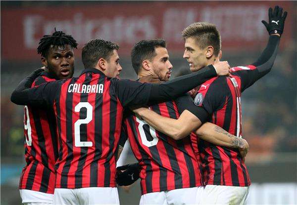 سوسو مع لاعبي ميلان