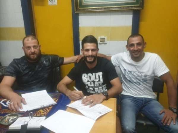 محمد أبو خميس (وسط)