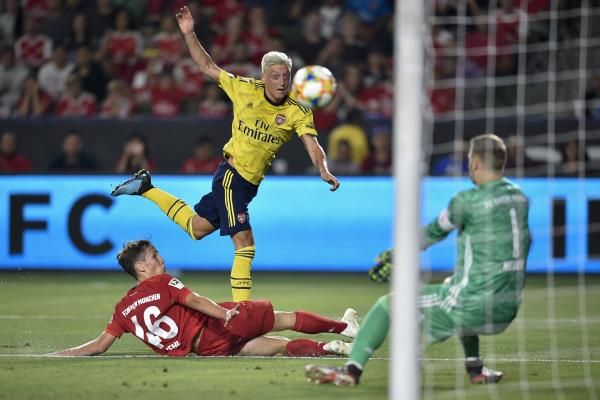 مسعود أوزيل نجم آرسنال