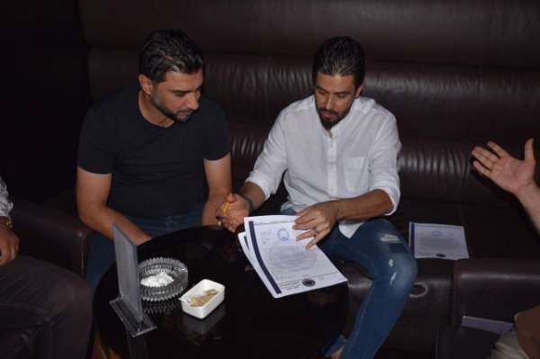 نور صبري يوقع العقد