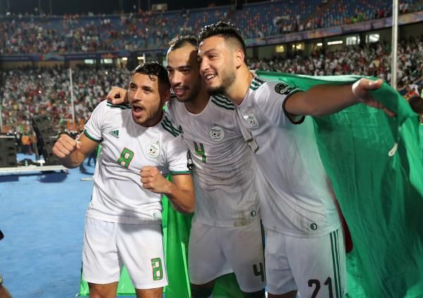 بن سبعيني مع لاعبي منتخب الجزائر