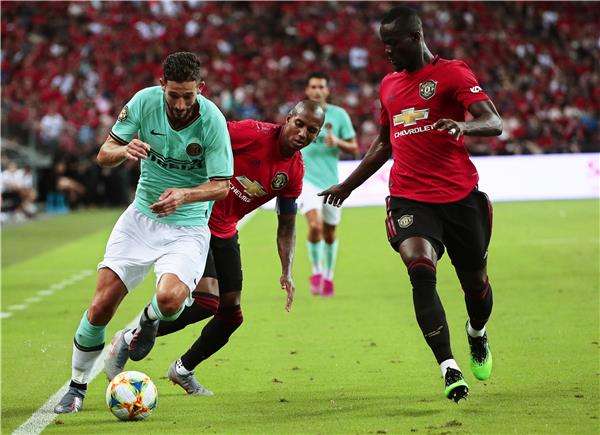 إيريك بايلي (على اليمين)