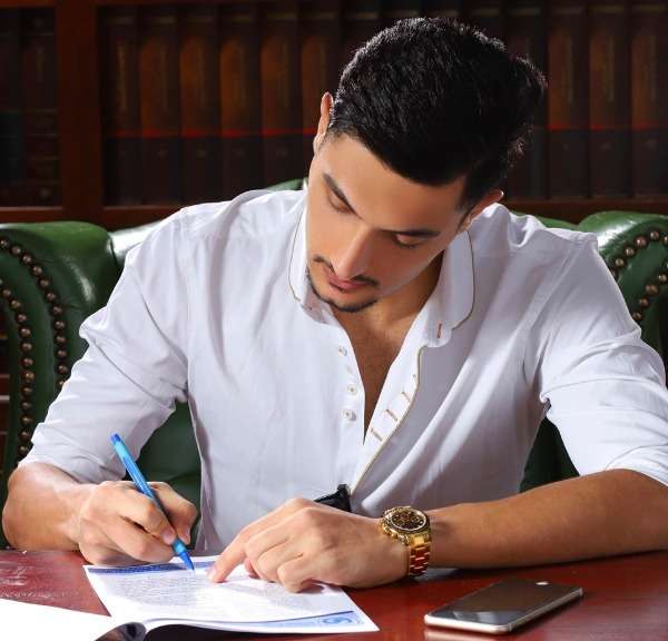 بلح يوقع لصحم العماني