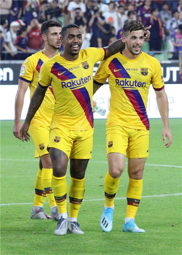 بيريز مع لاعبي برشلونة