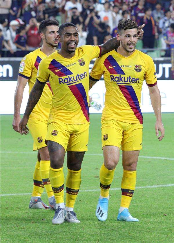 بيريز مع لاعبي برشلونة