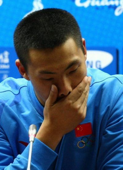 وانغ دالي يذرف الدموع بعد إعتذاره للجماهير الصينية بسبب مدونته الإلكترونية