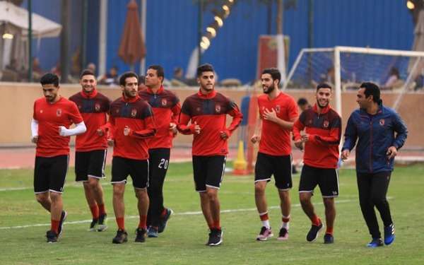  هشام محمد مع لاعبي الأهلي