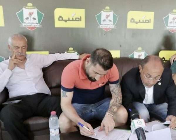 اليوسف يوقع العقد