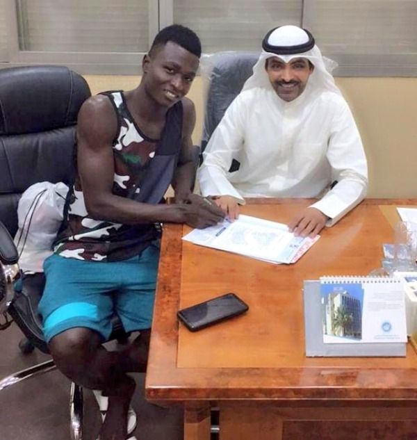 جانب من التوقيع