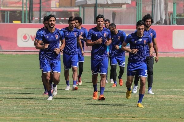 عمرو جمال مع لاعبي الأهلي