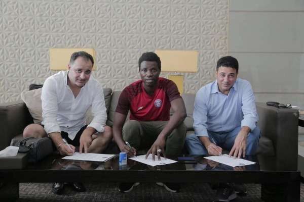 جانب من التوقيع