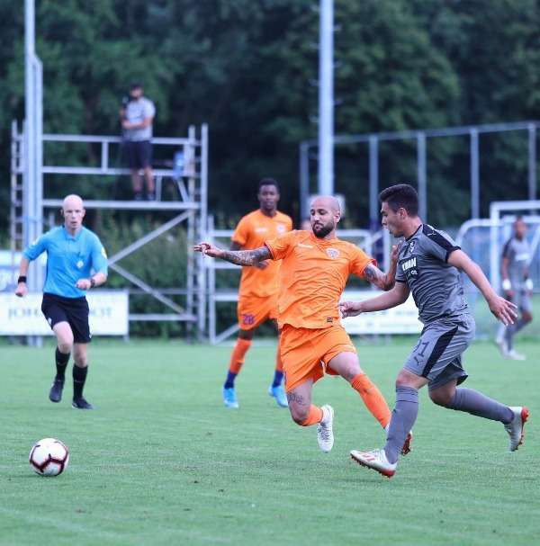 من مباراة الفيحاء وفريق أوفي كريت اليوناني