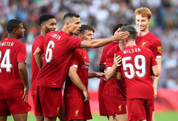 لاعبو ليفربول يحتفلون بالهدف الثاني في مرمى ليون
