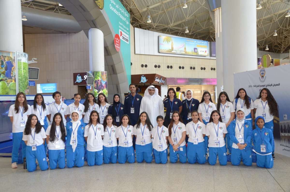 لاعبات منتخب الكويت للناشئات في المطار