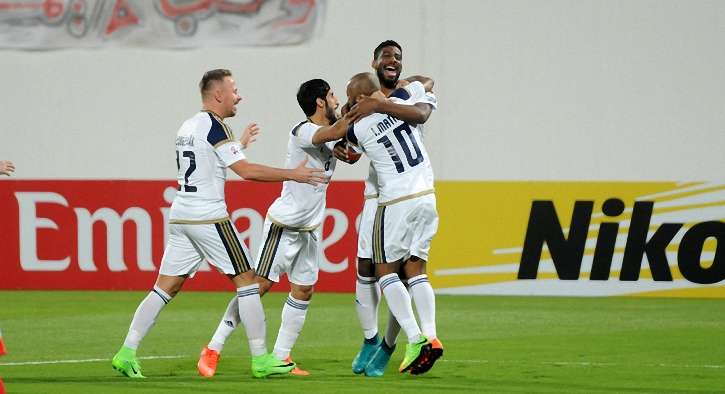 أحمد راشد مع لاعبي الوحدة - أرشيفية